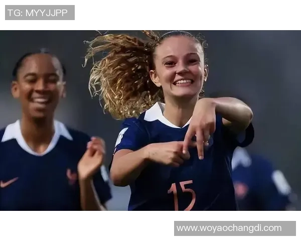 美国女足球星高清壁纸展现强大气场与运动魅力完美融合